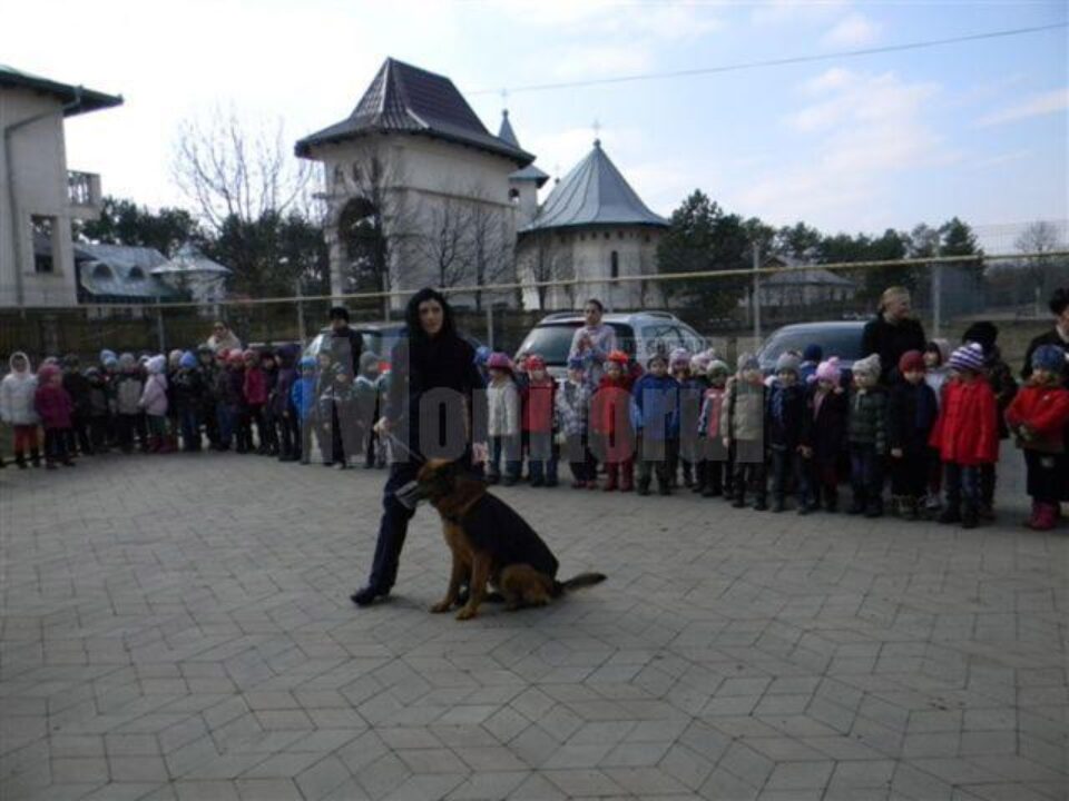 Micuții au observat cum câinele este partener de nădejde al agentului de poliție