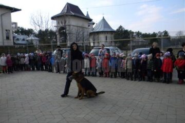 Micuții au observat cum câinele este partener de nădejde al agentului de poliție
