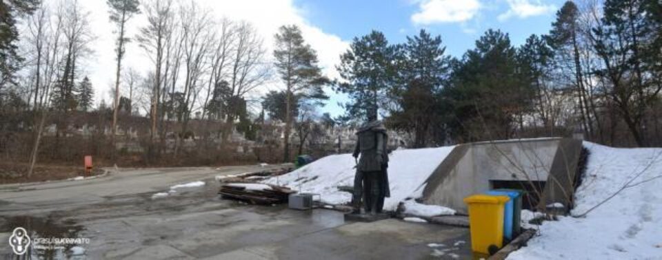 Din februarie 2011, statuia lui Petru I Mușat se află vizavi de cimitirul Pacea