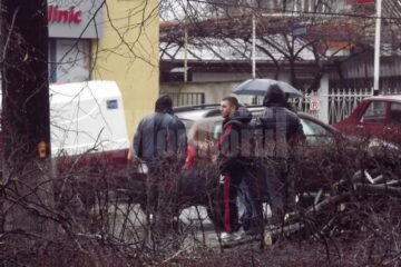 Înconjurat de o gașcă de prieteni, fiul primarului de Slatina i-a luat peste picior pe locatarii care stăteau în ploaie