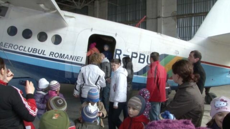 Pentru cei mai mulți dintre elevi, vizita la Aeroportul Suceava a fost o premieră
