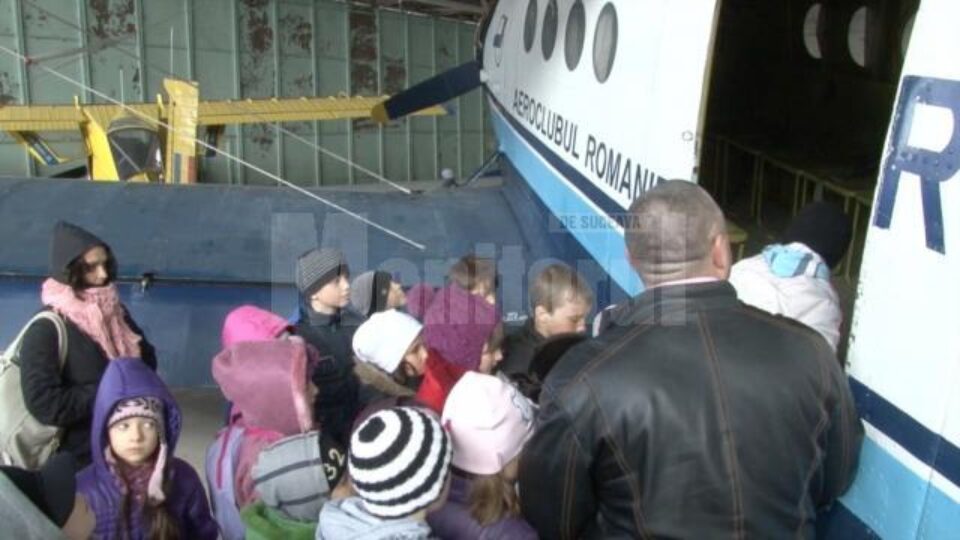 Pentru cei mai mulți dintre elevi, vizita la Aeroportul Suceava a fost o premieră