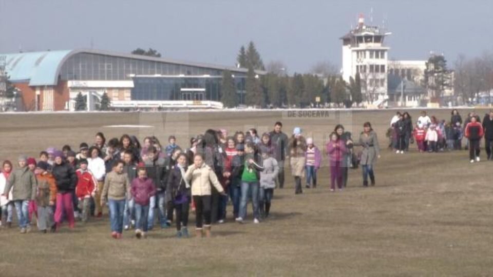 Pentru cei mai mulți dintre elevi, vizita la Aeroportul Suceava a fost o premieră