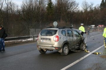 Cele două mașini implicate în accident