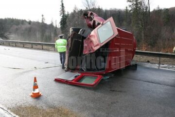 Cele două mașini implicate în accident