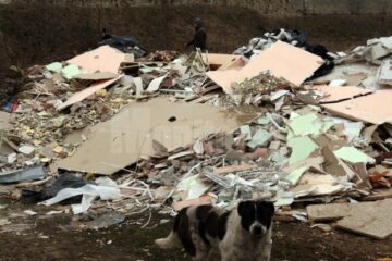 Pe câmpul de lângă Mănăstirea Zamca a răsărit peste noapte o groapă clandestină de gunoi