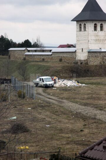 Pe câmpul de lângă Mănăstirea Zamca a răsărit peste noapte o groapă clandestină de gunoi