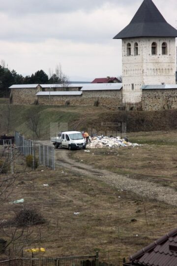 Pe câmpul de lângă Mănăstirea Zamca a răsărit peste noapte o groapă clandestină de gunoi