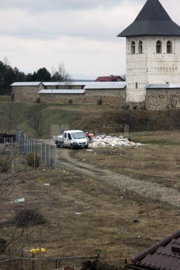 Pe câmpul de lângă Mănăstirea Zamca a răsărit peste noapte o groapă clandestină de gunoi