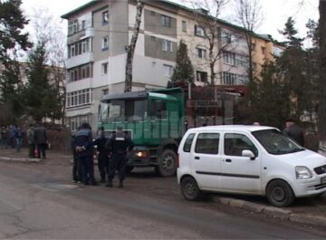 Jandarmii și polițiștii, chemați să stopeze distrugerea spațiului verde de pe strada Mărășești