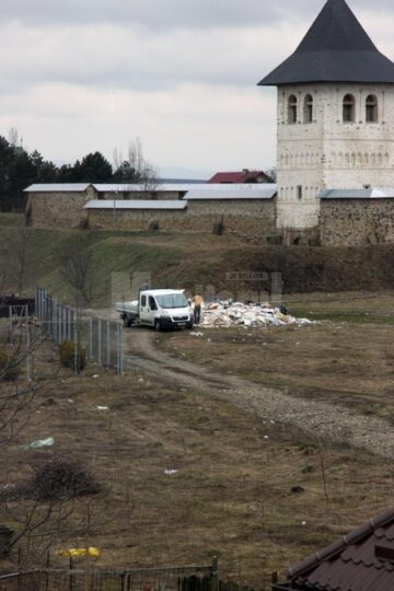 Pe câmpul de lângă Mănăstirea Zamca a răsărit peste noapte o groapă clandestină de gunoi
