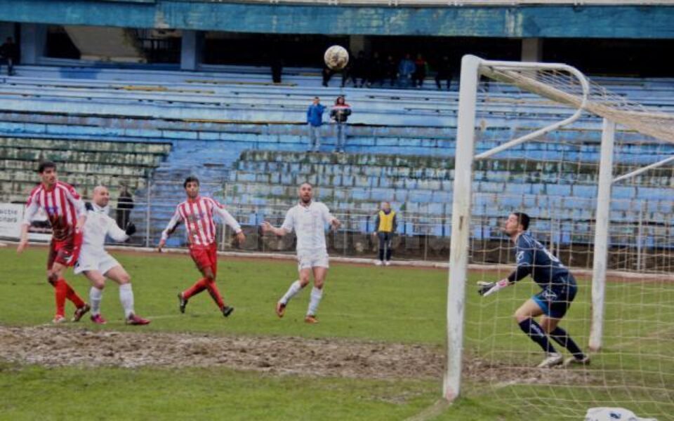 Negru a avut prima mare ocazi0e a Rapidului în minutul 15