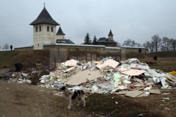 Pe câmpul de lângă Mănăstirea Zamca a răsărit peste noapte o groapă clandestină de gunoi