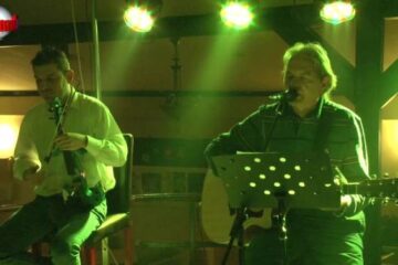 O seară folk cu o chitară, un violonist de excepție și o voce unică