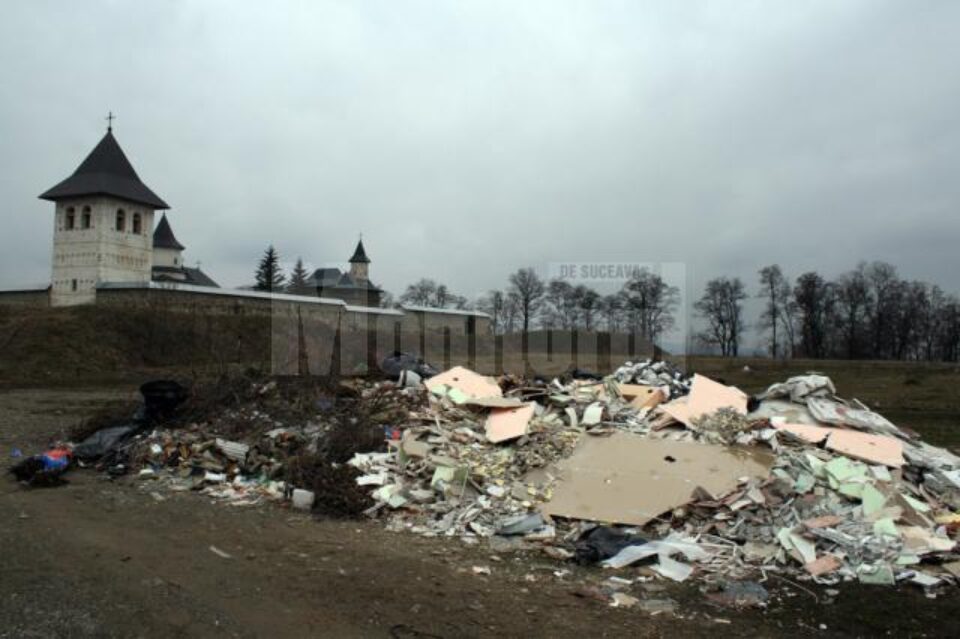 Pe câmpul de lângă Mănăstirea Zamca a răsărit peste noapte o groapă clandestină de gunoi