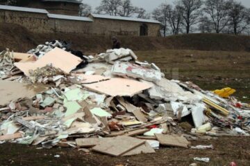 Pe câmpul de lângă Mănăstirea Zamca a răsărit peste noapte o groapă clandestină de gunoi