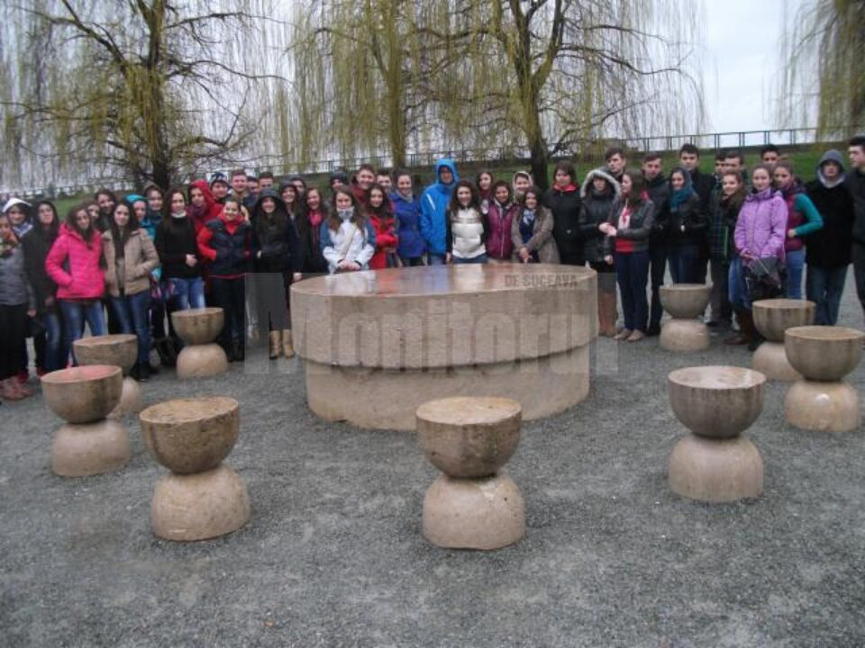 Elevii humoreni au vizitat cele mai importante obiective turistice din 14 orașe