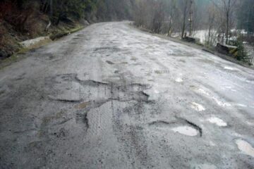 Groapă lângă groapă, pe DN 18
