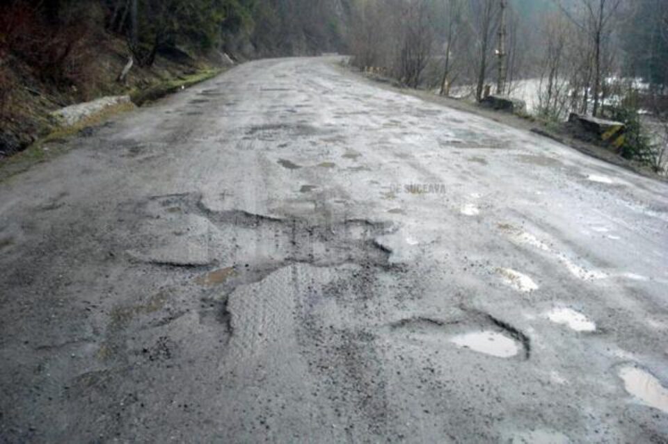 Groapă lângă groapă, pe DN 18