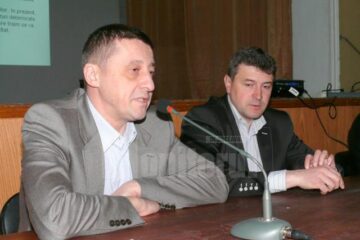 Dan Andrușca, managerul de proiect din partea Program Termosistem, și primarul Cătălin Coman