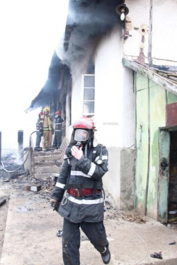 Pompierii au putut interveni eficient abia după aproximativ două ore de la izbucnirea incendiului