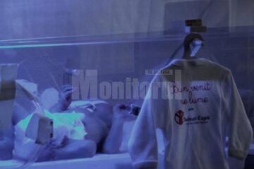 Organizația Salvați Copiii, prin filiala Suceava, reprezentată de Camelia Iordache, a echipat ieri secția de Neonatologie a Spitalului Județean Suceava cu un incubator performant