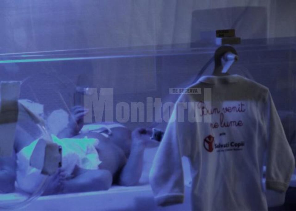Organizația Salvați Copiii, prin filiala Suceava, reprezentată de Camelia Iordache, a echipat ieri secția de Neonatologie a Spitalului Județean Suceava cu un incubator performant Organizația Salvați Copiii, prin filiala Suceava, reprezentată de Camelia Iordache, a echipat ieri secția de Neonatologie a Spitalului Județean Suceava cu un incubator performant