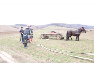 Pompierii au putut interveni abia după ce au realizat un cordon cu furtunuri de aproape un kilometru