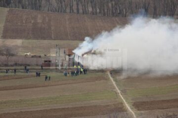 Pompierii au putut interveni abia după ce au realizat un cordon cu furtunuri de aproape un kilometru