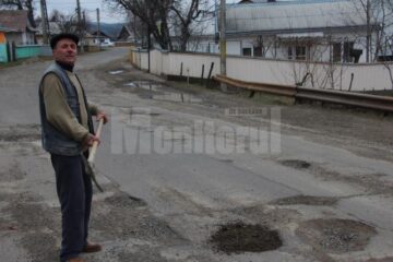 Sătenii s-au transformat în drumari și acoperă gropile cu pământ