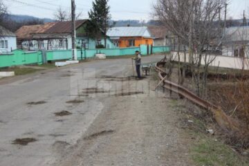 Sătenii s-au transformat în drumari și acoperă gropile cu pământ