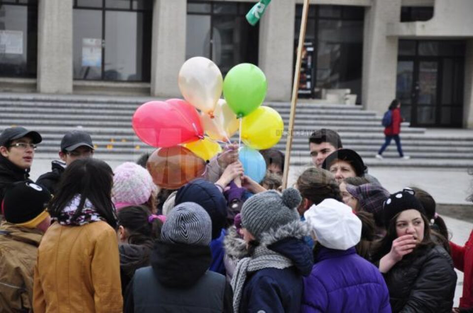 Copiii s-au încălzit cu diverse activități sportive, distractive, iar la final au înălțat baloane colorate