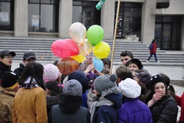 Copiii s-au încălzit cu diverse activități sportive, distractive, iar la final au înălțat baloane colorate