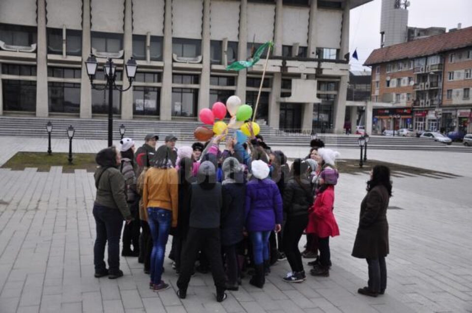 Copiii s-au încălzit cu diverse activități sportive, distractive, iar la final au înălțat baloane colorate