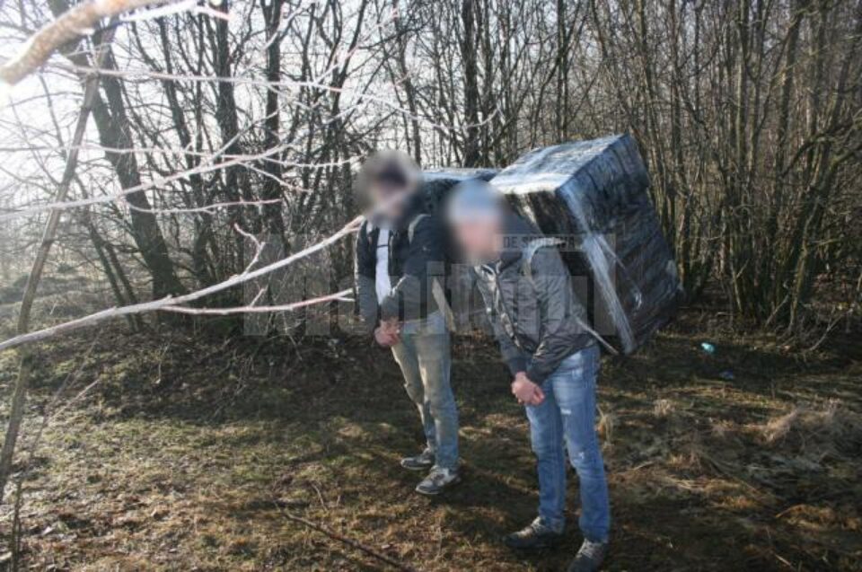 Tinerii se deplasau dinspre graniță spre interiorul țării noastre, cu mai multe colete voluminoase Tinerii se deplasau dinspre graniță spre interiorul țării noastre, cu mai multe colete voluminoase