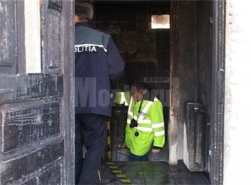 Din cauza gravelor arsuri suferite, bărbatul în vârstă de 49 de ani și fata de 13 ani au fost duși cu elicopterele la Spitalul de Arși de la București