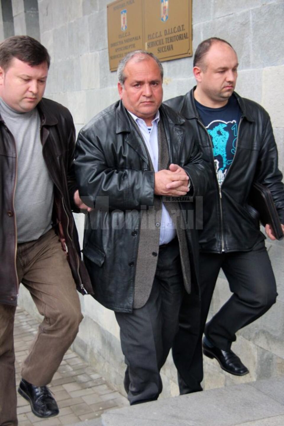 Paul Costin, falsul director, escortat de polițiști la Parchet