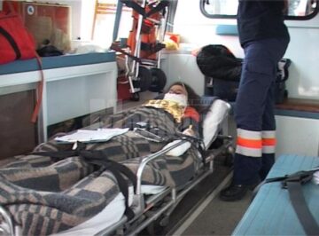 Din cauza gravelor arsuri suferite, bărbatul în vârstă de 49 de ani și fata de 13 ani au fost duși cu elicopterele la Spitalul de Arși de la București