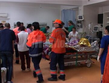 Din cauza gravelor arsuri suferite, bărbatul în vârstă de 49 de ani și fata de 13 ani au fost duși cu elicopterele la Spitalul de Arși de la București