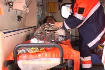 Din cauza gravelor arsuri suferite, bărbatul în vârstă de 49 de ani și fata de 13 ani au fost duși cu elicopterele la Spitalul de Arși de la București