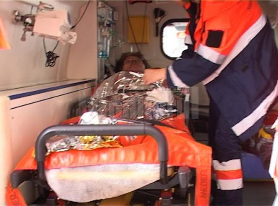 Din cauza gravelor arsuri suferite, bărbatul în vârstă de 49 de ani și fata de 13 ani au fost duși cu elicopterele la Spitalul de Arși de la București