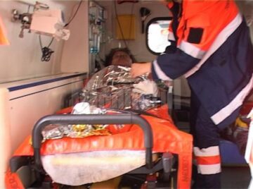 Din cauza gravelor arsuri suferite, bărbatul în vârstă de 49 de ani și fata de 13 ani au fost duși cu elicopterele la Spitalul de Arși de la București