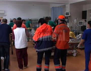 Din cauza gravelor arsuri suferite, bărbatul în vârstă de 49 de ani și fata de 13 ani au fost duși cu elicopterele la Spitalul de Arși de la București