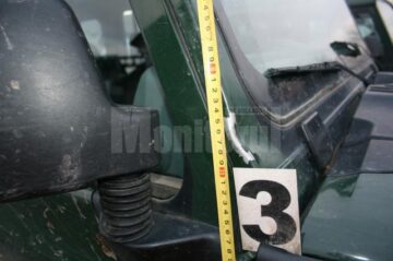 Cele două autoturisme ale instituției au fost ușor avariate