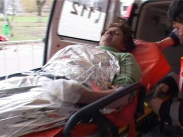 Din cauza gravelor arsuri suferite, bărbatul în vârstă de 49 de ani și fata de 13 ani au fost duși cu elicopterele la Spitalul de Arși de la București
