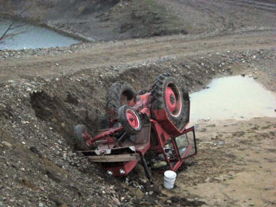 Tractorist accidentat grav după ce s-a răsturnat lângă șantierul șoselei de centură