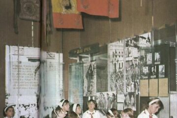Preșcolarii erau înrolați în „Șoimii Patriei”, până în clasa I, apoi deveneau în clasa a II-a pionieri