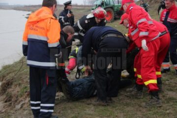 Salvatorii nu au reușit să-l scoată pe pădurar viu la mal