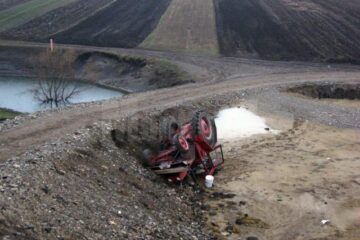 Ilie Antonesei s-a apropiat prea mult de marginea drumului, tractorul prăbușindu-se la o diferență de nivel de patru-cinci metri
