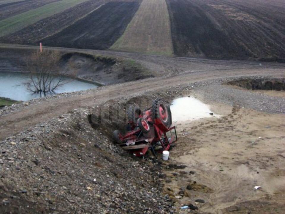 Ilie Antonesei s-a apropiat prea mult de marginea drumului, tractorul prăbușindu-se la o diferență de nivel de patru-cinci metri Ilie Antonesei s-a apropiat prea mult de marginea drumului, tractorul prăbușindu-se la o diferență de nivel de patru-cinci metri